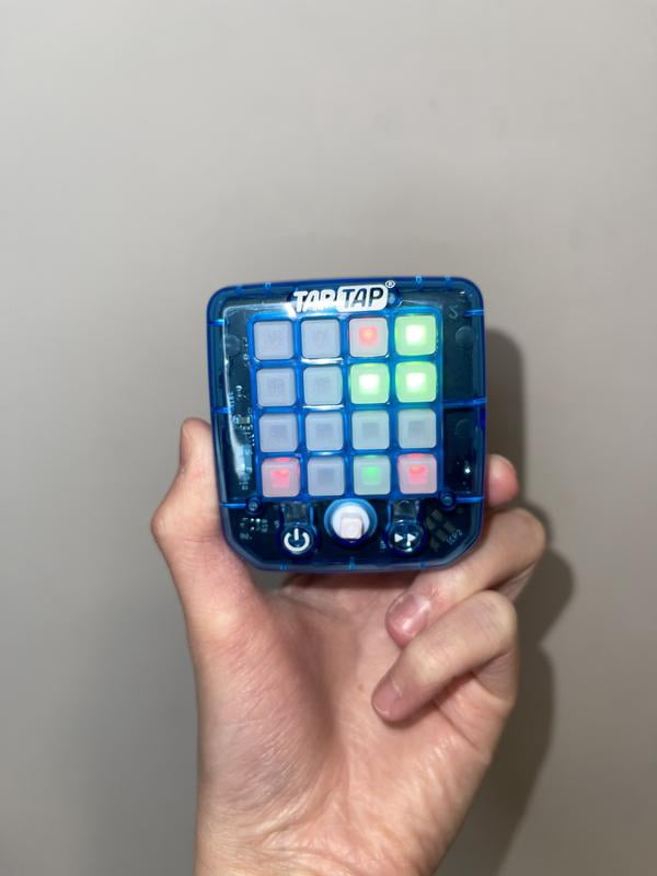 Smart TAP181-08 TapTap Fidget : Le Gadget Malin Qui T’aide à Te Concentrer En T’amusant ! 5 Jeux Tactiles, Couleurs Qui Changent, Parfait Pour Voyager – Dès 5 Ans