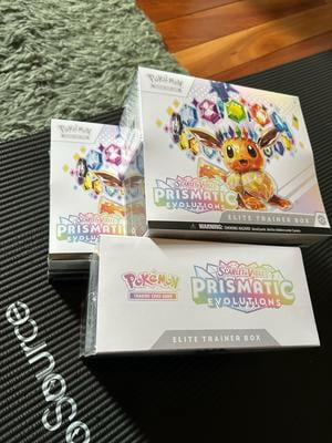 Scarlet & Violet—Prismatic Evolutions Elite Trainer Box - Walmart.ca