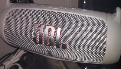 Custodia In Silicone Per JBL Charge 5 – Protezione Antigraffio Con Tracolla E Moschettone (Grigio)