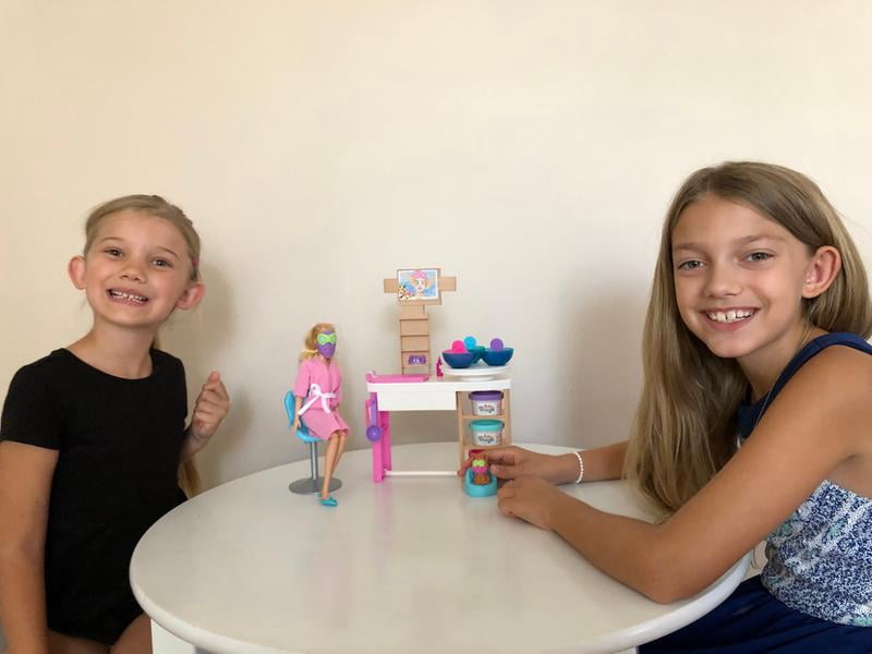 Barbie Wellnessdagje met Glittermasker Speelset, Blonde Barbie Pop, 7 Spamaskers, Wastafel, Spiegel, Stoel. Totaal van >15 accessoires. Geweldig cadeau voor kinderen van 3 tot 7 jaar oud, HCM82 Barbie Wellnessdagje met Glittermasker Speelset, Blonde Barbie Pop, 7 Spamaskers, Wastafel, Spiegel, Stoel. Totaal van >15 accessoires. Geweldig cadeau voor kinderen van 3 tot 7 jaar oud, HCM82