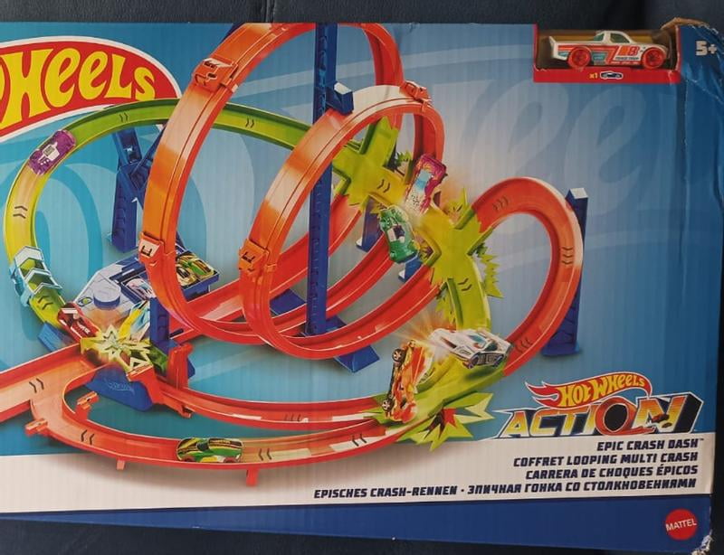 HotWheels Track Day 5台セット Hot Wheels Epic Crash Dash Track Set with Motorized Booster