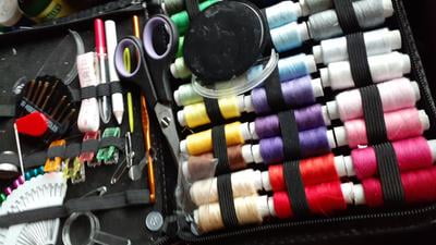 ARTIKA Kit de costura para adultos y niños – Pequeño juego para  principiantes con hilo multicolor, agujas, tijeras, dedal y clips – Kits de  reparación