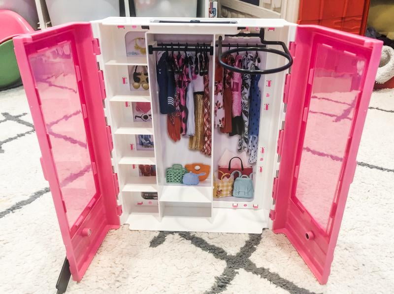 Mattel - Mattel Barbie Fashionistas Ultimate closet Jouet de mode portable  avec poupAe, vAtements, accessoires et hangars, cadeau pour les enfants de  3 A 8 ans - Poupées - Rue du Commerce