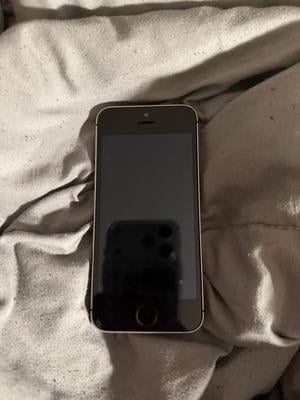 Pre-Owned Apple iPhone SE (1st generation) - Carrier Unlocked - 32