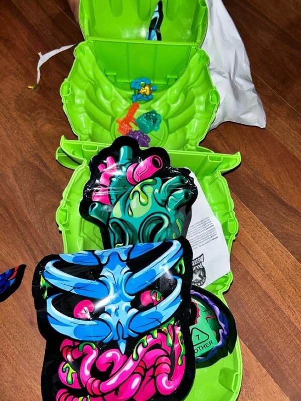 Treasure X Mega Alien Dissection Playset includes 35+ surprises