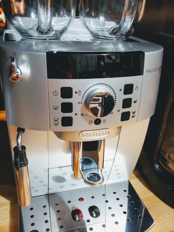 Delonghi magnifica xs fully automatic espresso and cappuccino machine with manual cappuccino system top