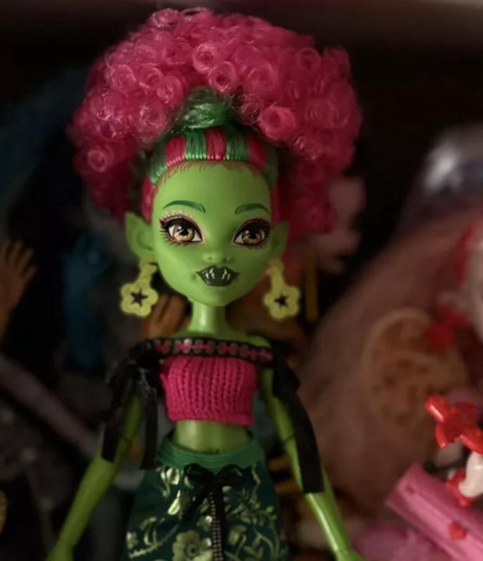Monster High Self-Scare Secrets Venus McFlytrap Fashion Doll with