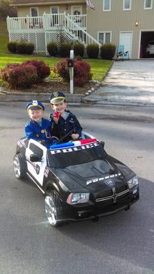 kid trax dodge charger pursuit 12v police car kt1111wm ride on