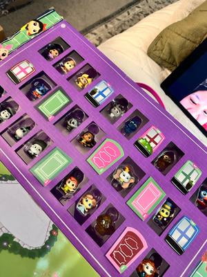 Moose Toys Disney Doorables Series 10 Mega Peek Playset, 30