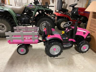 Case IH Magnum Tractor and Trailer Girls 12 Volt Battery Powered