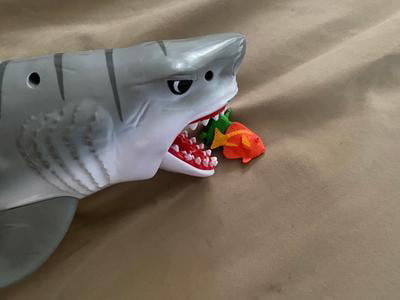 Toy Shark Chomps AND Swallows the Small Fish INCLUDES 4 Fishes Gift BRAND NEW 