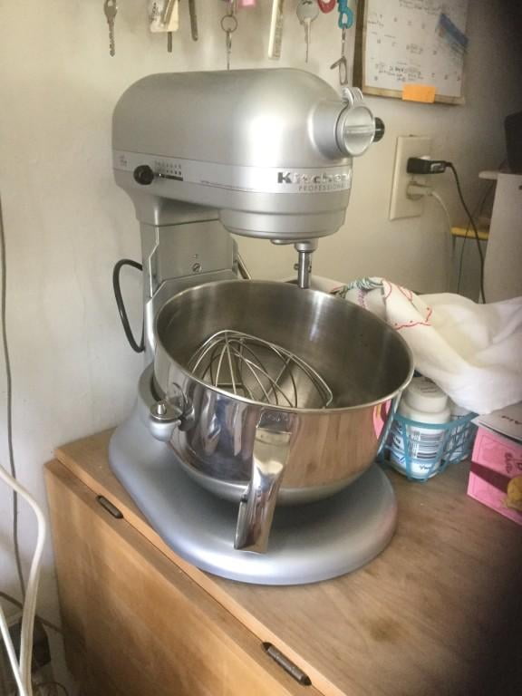 KitchenAid Professional 600 Series 6 Qt. 10-Speed White Stand Mixer with  Flat Beater, Wire Whip and Dough Hook Attachments KP26M1XWH - The Home Depot