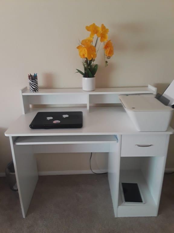 Onespace 50 Ld0101 Essential Computer Desk With Hutch And Keyboard Onespace 50 Ld0101 Essential Computer