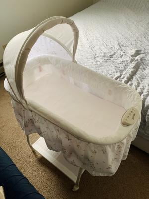 automatic gliding bassinet