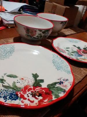 The Pioneer Woman Country Garden 12-Piece Decorated Dinnerware Set