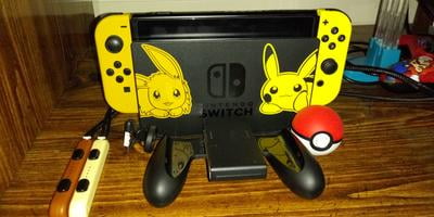 Nintendo Switch Pokémon: Let's Go, Pikachu! Console HACSKFALF Brown/Yellow  - US