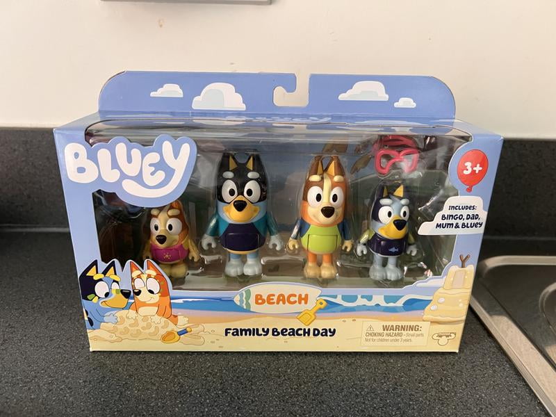 Bluey Family Beach Day フィギュア
お人形二体新品未使用 Bluey Family Beach Day Figures Series 9 4-Pack | eBay