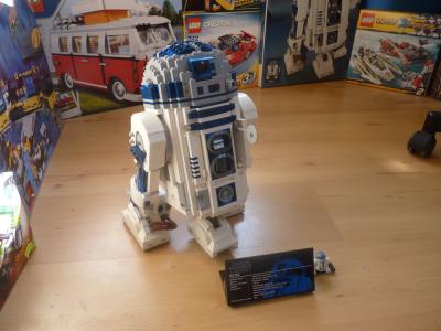 giant lego r2d2