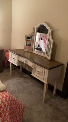 realyn vanity and mirror with stool