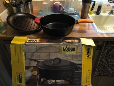 Lodge L8SK3 Pre-Seasoned Cast Iron Skillet, 10-1/4 without Silicone Handle  Cover 75536300801