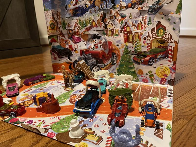 Mattel Disney Prinses Speelgoed, Adventskalender met 24 dagen verrassingen, waaronder 3 kleine poppen, 3 vriendjes, 6 outfits en 16 accessoires, geïnspireerd op de films, JFG79