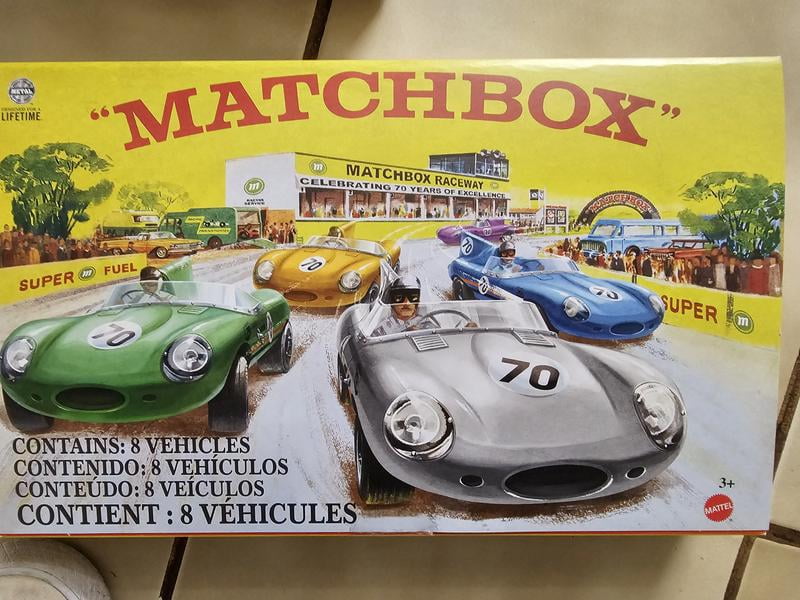 Matchbox Cars, Set of 8 Die-Cast Cars in 1:64 Scale with Matchbox