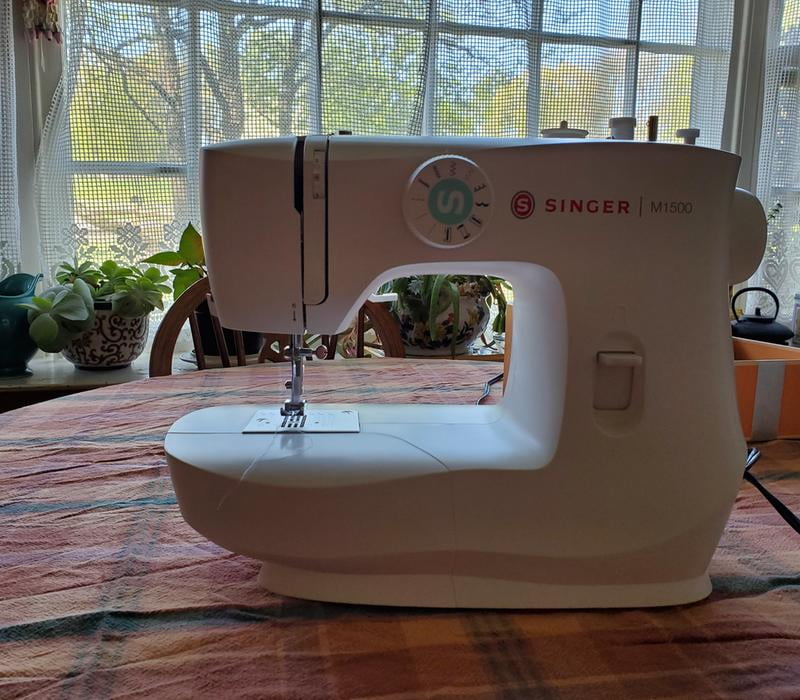 SINGER® M1500 Mechanical Sewing Machine with 57 Stitch