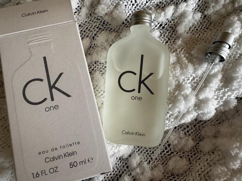 Calvin Klein CK ONE Perfume - Eau De Toilette Spray (Unisex) 3.4
