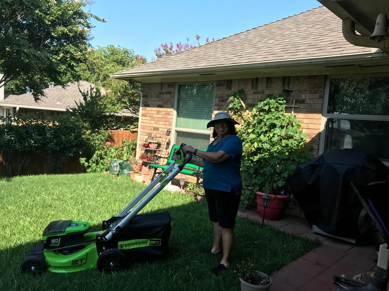 Greenworks 48V 17 Lawn Mower, 2 x 24V 4Ah Batteries and Dual Port Charger  Included, MO48B2210, Green : : Patio, Lawn & Garden
