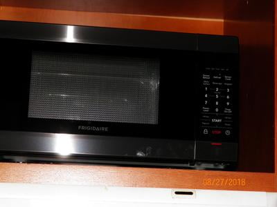 Frigidaire 1 4 Cu Ft Black Stainless Steel Microwave Oven