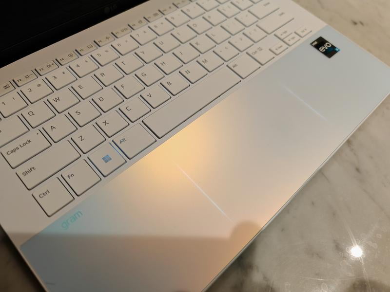 LG gram Style 14型 i7/16GB/512GB オーロラホワイト LG gram 14'' Ultra-Lightweight and Slim Laptop with Intel® Evo