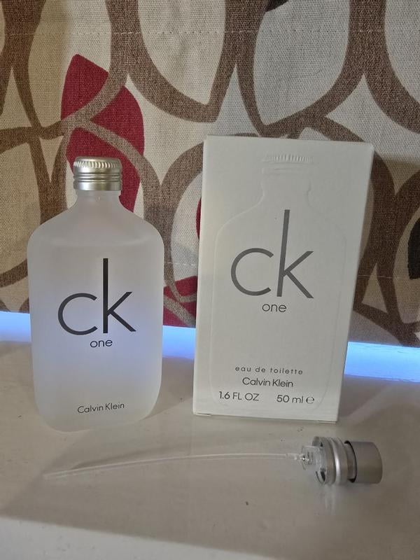 Calvin Klein CK ONE Perfume - Eau De Toilette Spray (Unisex) 3.4