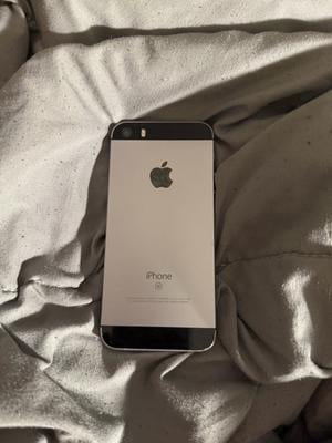 Pre-Owned Apple iPhone SE (1st generation) - Carrier Unlocked - 32