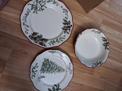 Better Homes Gardens Heritage Holly Christmas Dinnerware Set 12