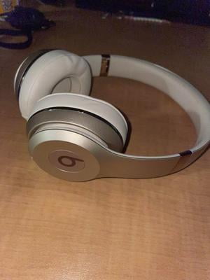 Beats Solo3 Wireless On-Ear Headphones (Silver) Bundle with