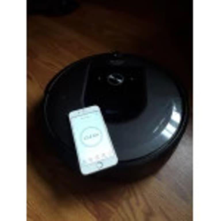 iRobot Roomba i7 7150 Wi-Fi Connected Pet Hair Cleaner with iRobot Roomba i7 7150 Wi-Fi Connected Pet Hair Cleaner with