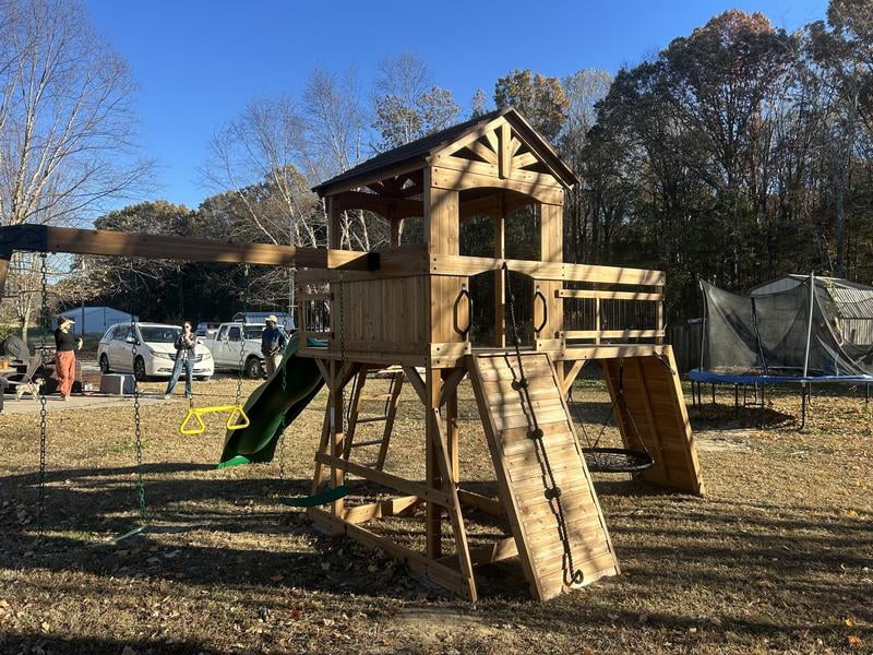 Backyard Discovery Lightning Ridge Aire de jeux avec balançoire double et toboggan | B2200159
