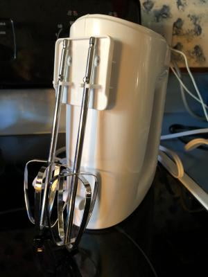 Mainstays 5-Speed 150-Watts Hand Mixer with Chrome Beaters, Red 