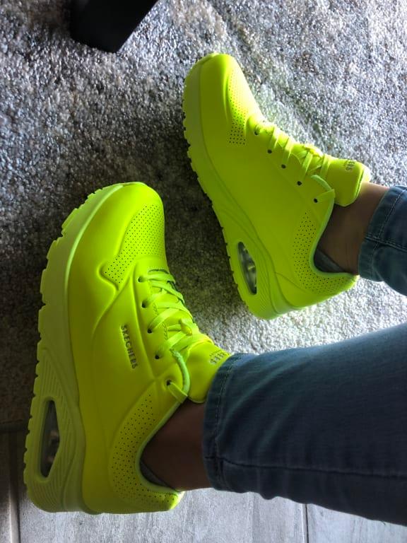skechers uno neon yellow