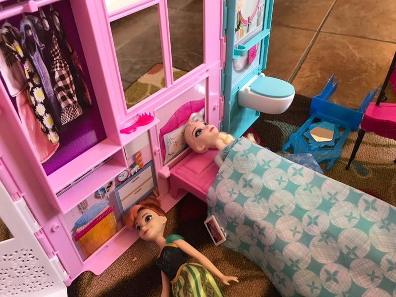 Barbie Estate Fully Furnished Close & Go House with Themed Accessories 