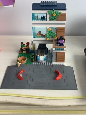 LEGO 60291 Family House - LEGO City - BricksDirect Condition New.