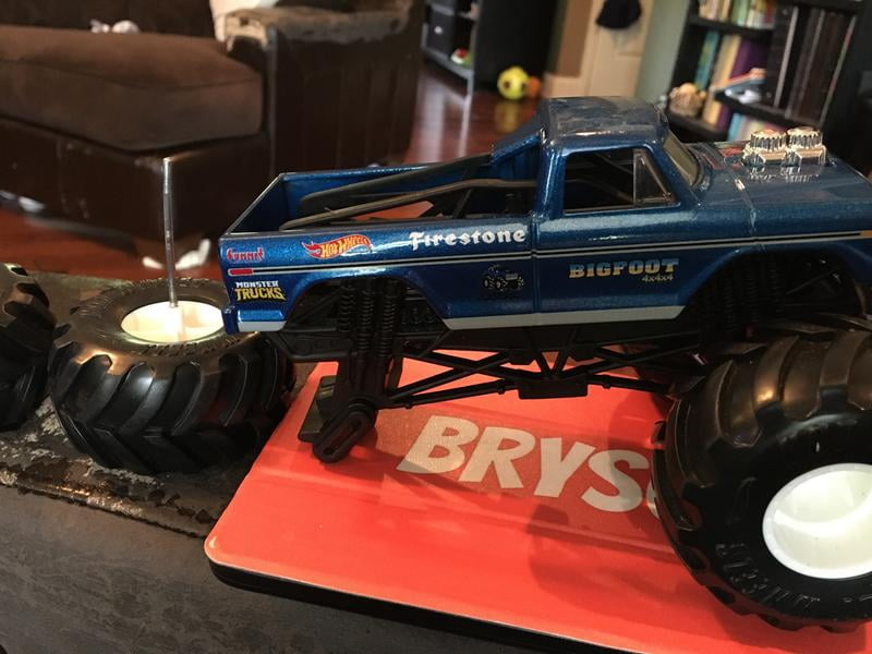 Hot Wheels Monster Trucks Oversized Bigfoot Vehicle in 1:24 Scale