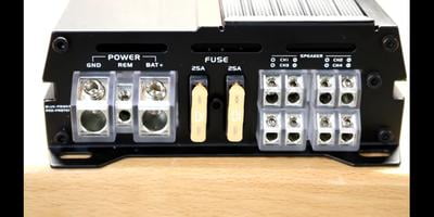 Dual PUSB4 Power intégrée 4 en 1 avec voltmètre numérique + prise