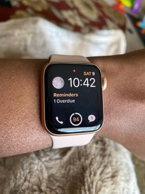  Apple Watch Series 5 (GPS, 40MM) - Gold Aluminum Case with Pink  Sand Sport Band (Renewed) : Electronics