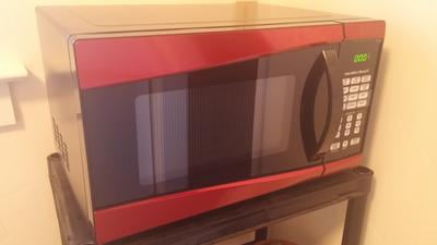 Hamilton Beach 0.9 Cu. ft. 900W Red Microwave oven - Walmart.com