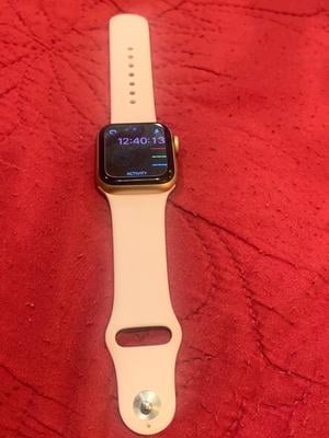 Apple Watch Series 5 GPS, 40mm Silver Aluminum Case with White 