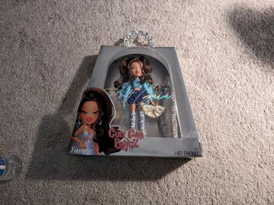 Bratz Collection: Limited Edition Yasmin Fashion Doll with 2