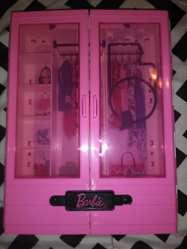 Barbie Fashionista Ultimate Closet Playset with Clothes & Accessories,  Includes 5 Hangers 