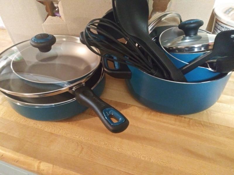 Neuvo / New Farberware 16 Piece High Performance Nonstick Pots And Pans  Cookware Set Teal for Sale in Pomona, CA - OfferUp