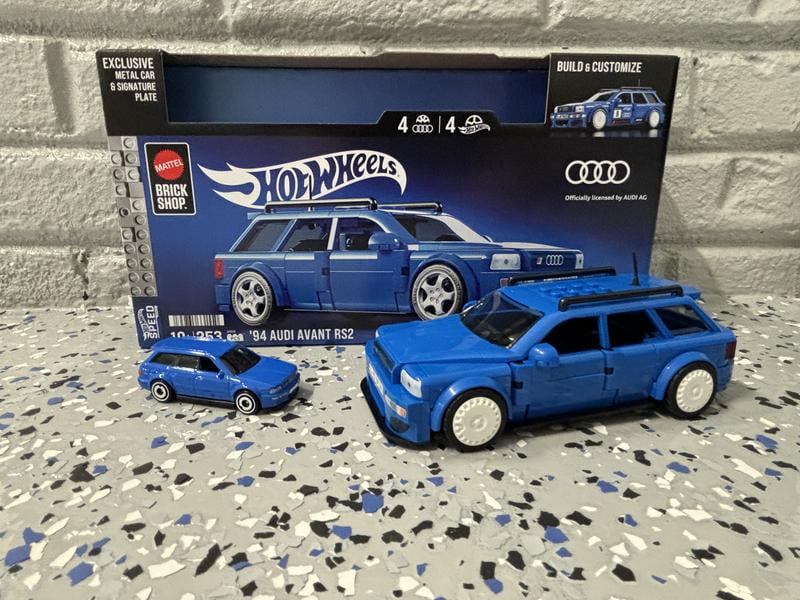 Hot Wheels 94 Audi Avant RS2 ビルディングセット Mattel Brick Shop Hot Wheels '94 Audi Avant RS2 Building Toy Kit
